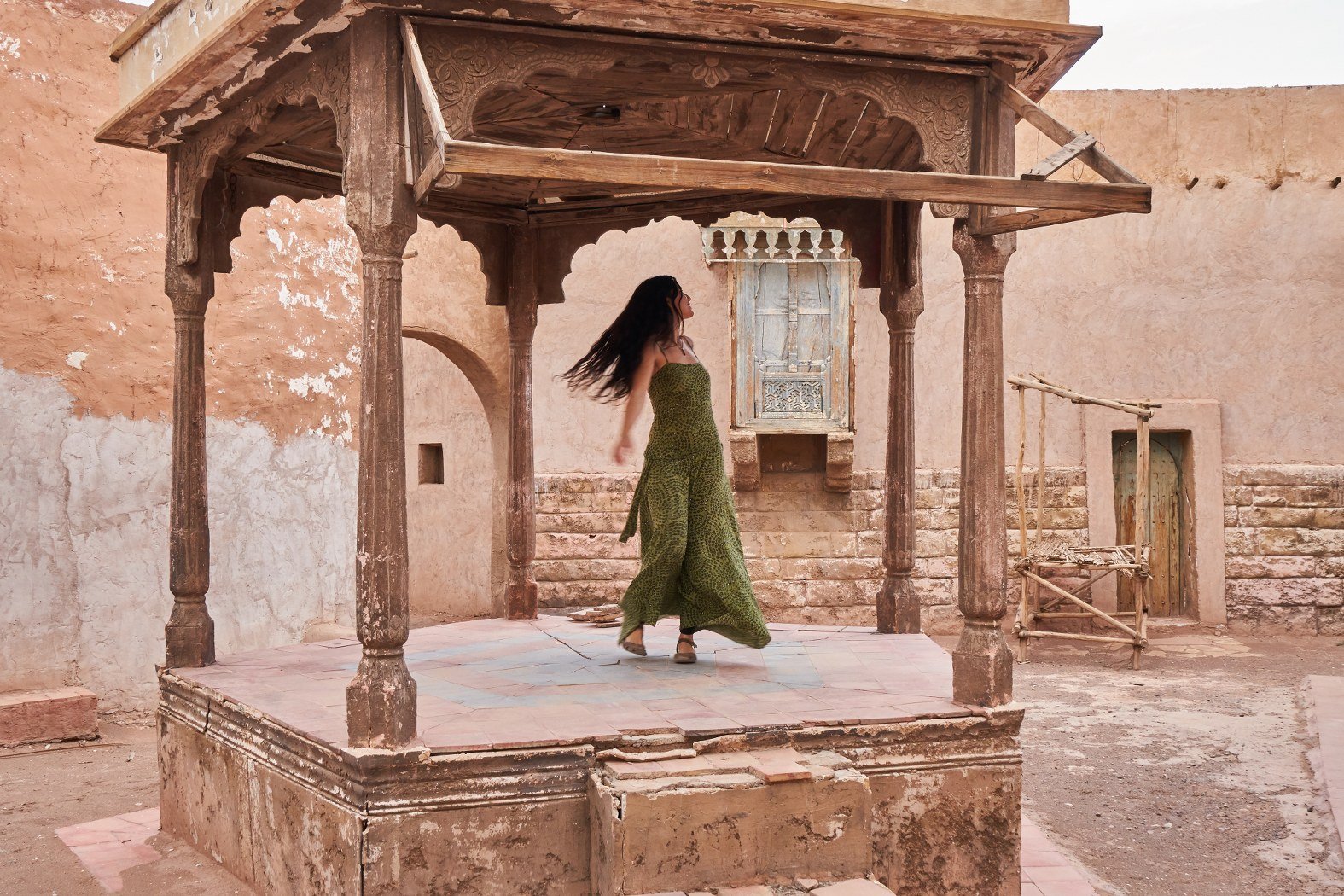 Traveller exploring heritage streets during a Jaisalmer sightseeing tour